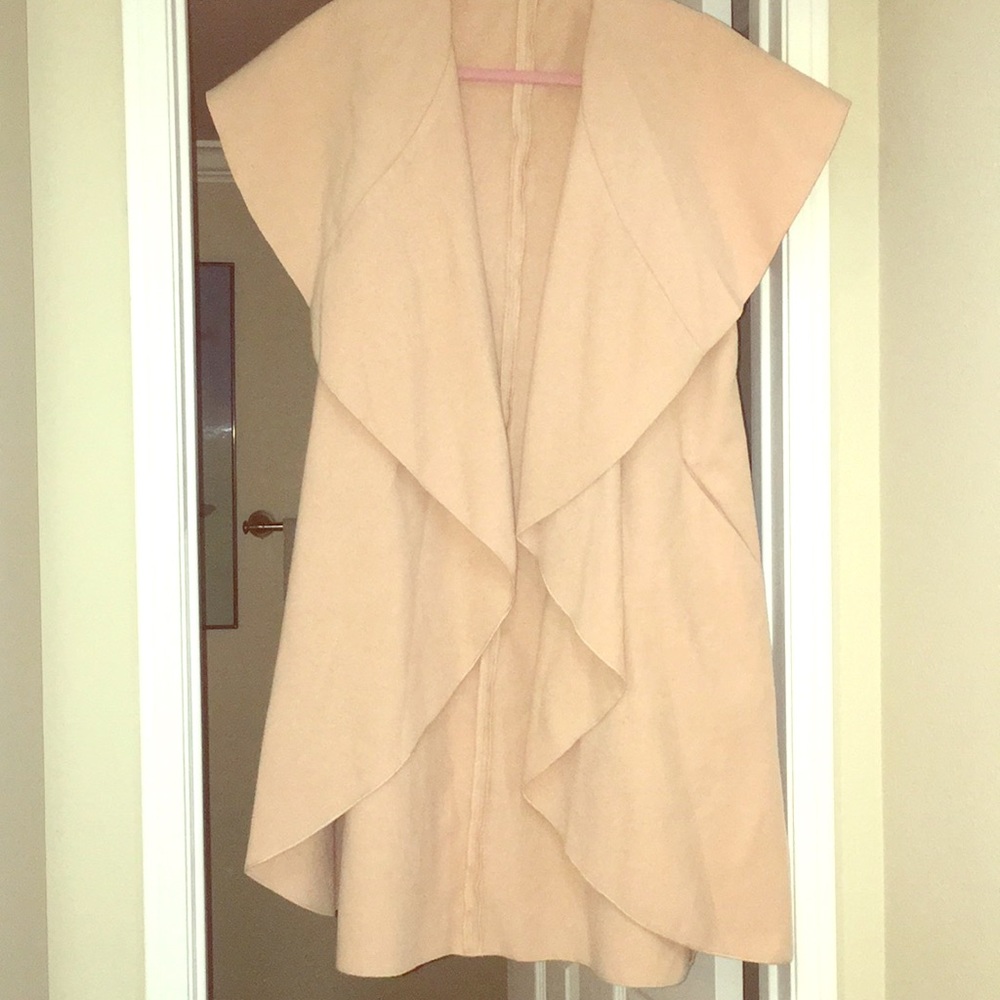 Adorable sleeveless coat